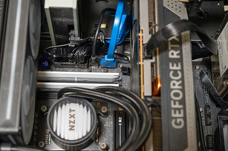 ASUS B850-PLUS WIFIとRyzen 7 9800X3Dで組み直したPC